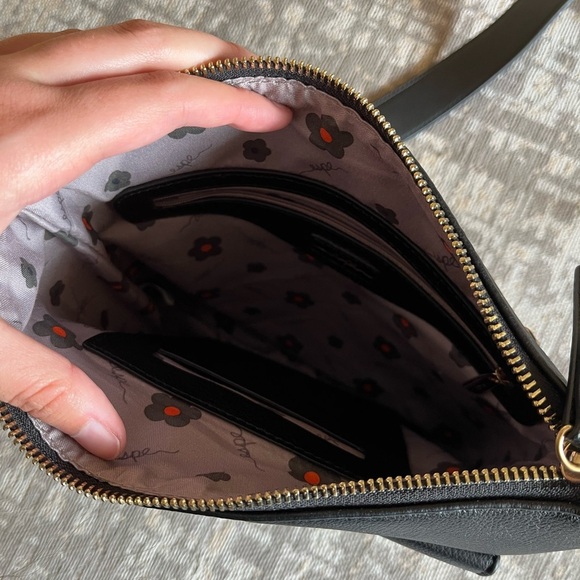 “Espe” crossbody bag.  Black. Vegan. - Picture 4 of 8